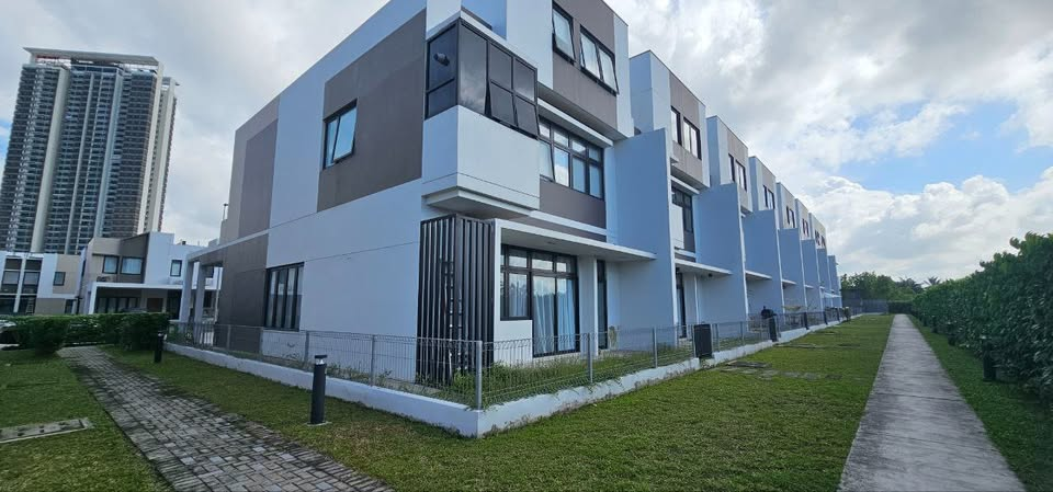 Town House in Johor - Unit No. 132-B, Residensi Tasik Citrine, Jalan Medini Selatan 11, Bandar Sunway Iskandar Puteri, 79100 Iskandar Puteri, Johor